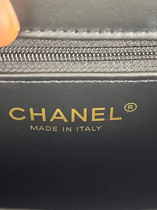 Classic CHANEL Bag: A Stylish and Versatile Choice for Elegance - Picture 6 of 6